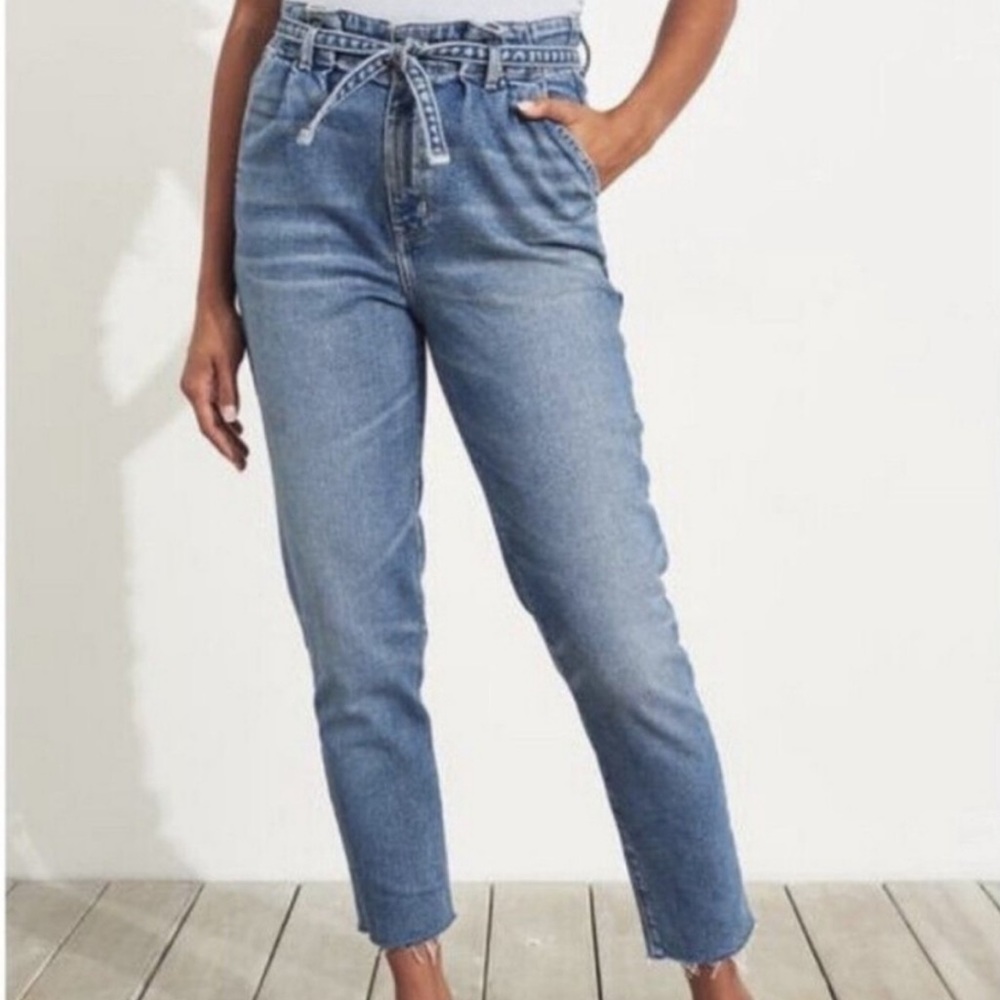 Hollister Ultra High-Rise Mom Jean with Belt Vintage Stretch